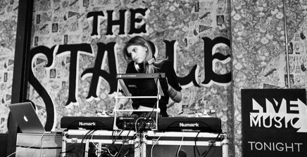 Friday Feeling Live DJ's!