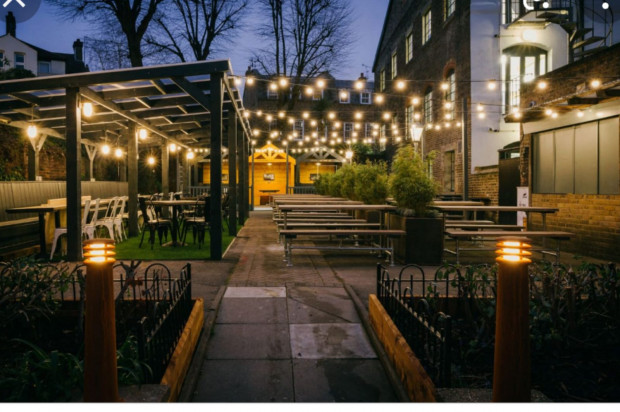 golden-lion-fulham-beer-garden-designmynight