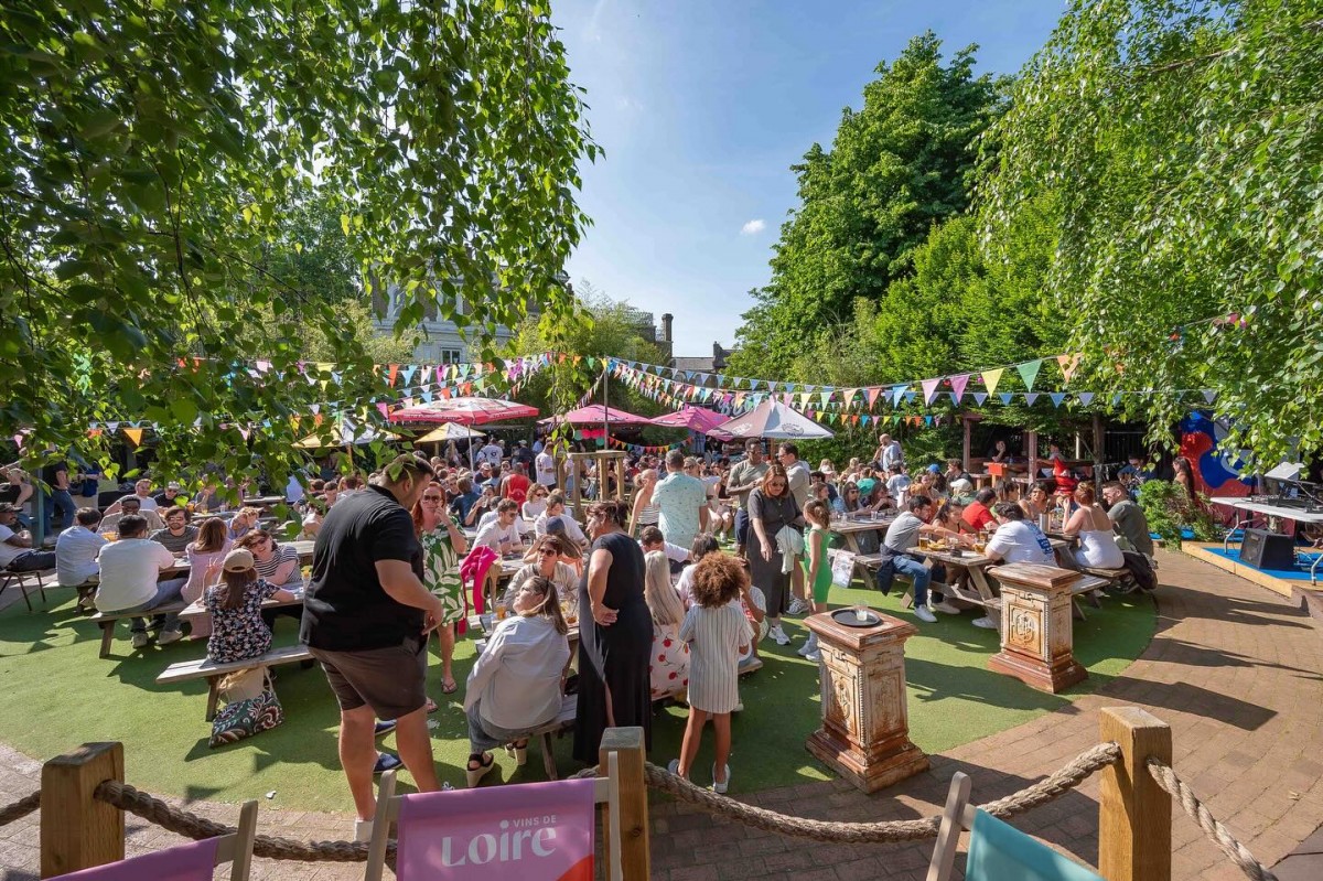 https://static.designmynight.com/uploads/2025/05/peoples-park-tavern-beer-garden-london-1200x799-optimised.jpg