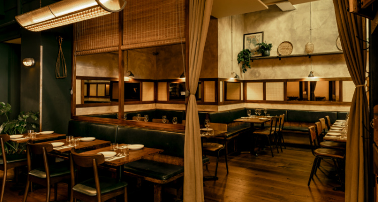 Reopening Thai restaurant som saa's interiors.